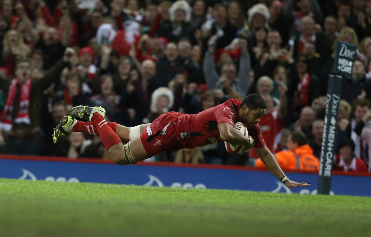 Rhif 8 Cymru Taulupe Faletau yn plymio dros y llinell gais yn erbyn Fiji yn 2014
